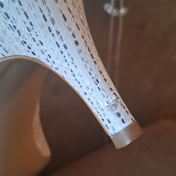 TALBOTS SKYLAR DEEP-V Sexy Dressy Embossed UPPER 2 1/2" Pumps Size 9 M - Picture 10 of 10